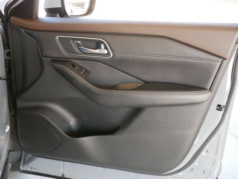 Used 2022 Nissan Rogue Platinum w/ Head-Up Display Package image 12