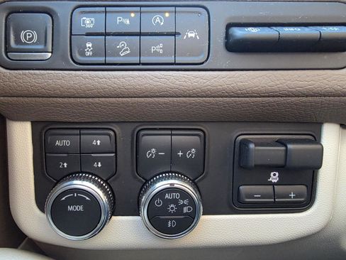 Used 2023 GMC Yukon Denali w/ Advanced Technology Package image 20