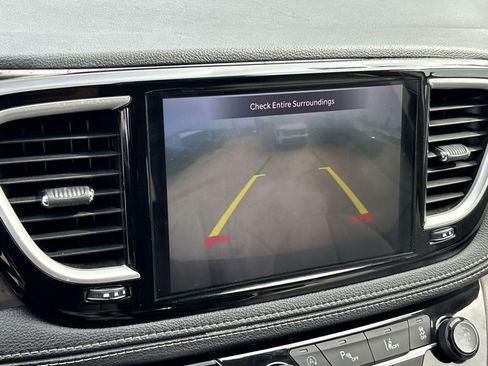 Used 2021 Chrysler Pacifica Touring-L FWD image 21