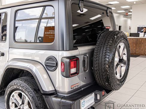 Used 2018 Jeep Wrangler Unlimited Sahara AWD/4WD image 14