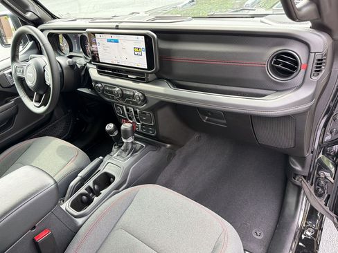 Used 2025 Jeep Gladiator Rubicon w/ Technology Group AWD/4WD image 37