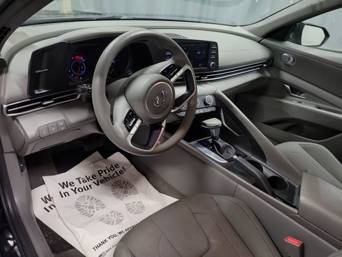 Used 2023 Hyundai Elantra SE image 13