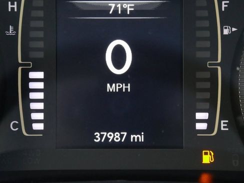 Used 2021 Jeep Cherokee Latitude Plus image 18