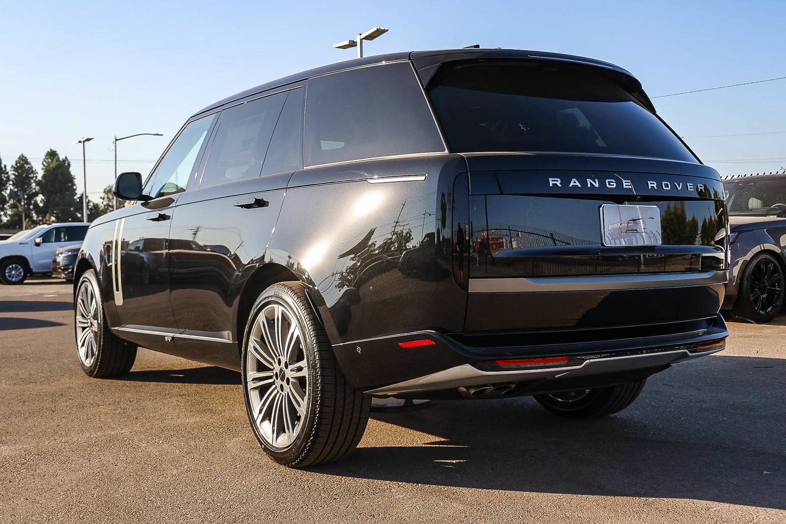 New 2026 Land Rover Range Rover Long Wheelbase SE AWD/4WD image 7
