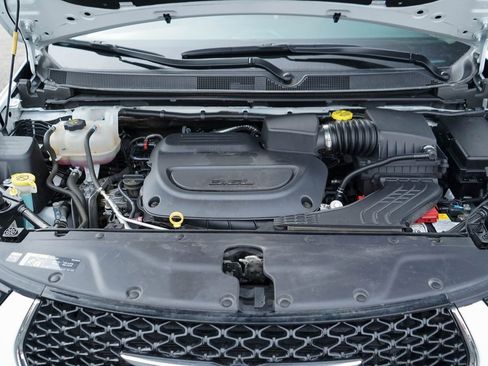 Used 2024 Chrysler Pacifica Touring-L image 35