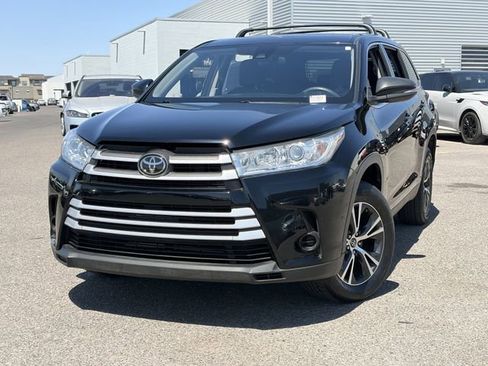 Used 2019 Toyota Highlander LE FWD image 3