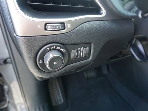 Used 2020 Jeep Cherokee Latitude Plus image 14