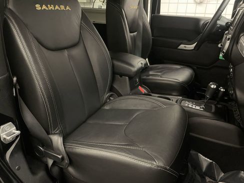 Used 2015 Jeep Wrangler Sahara w/ Connectivity Group AWD/4WD image 18