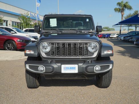 Used 2024 Jeep Gladiator Sport AWD/4WD image 2