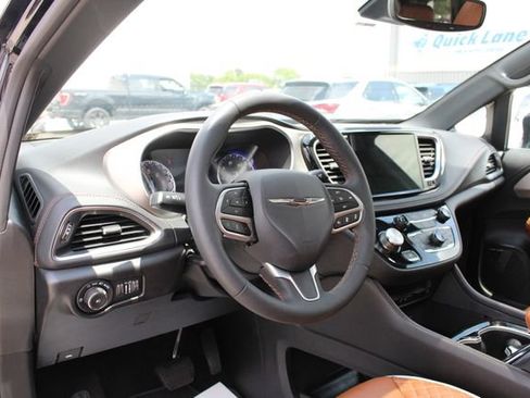 Used 2026 Chrysler Pacifica Pinnacle FWD image 2