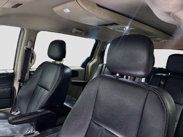 Used 2014 Chrysler Town & Country Touring FWD image 15