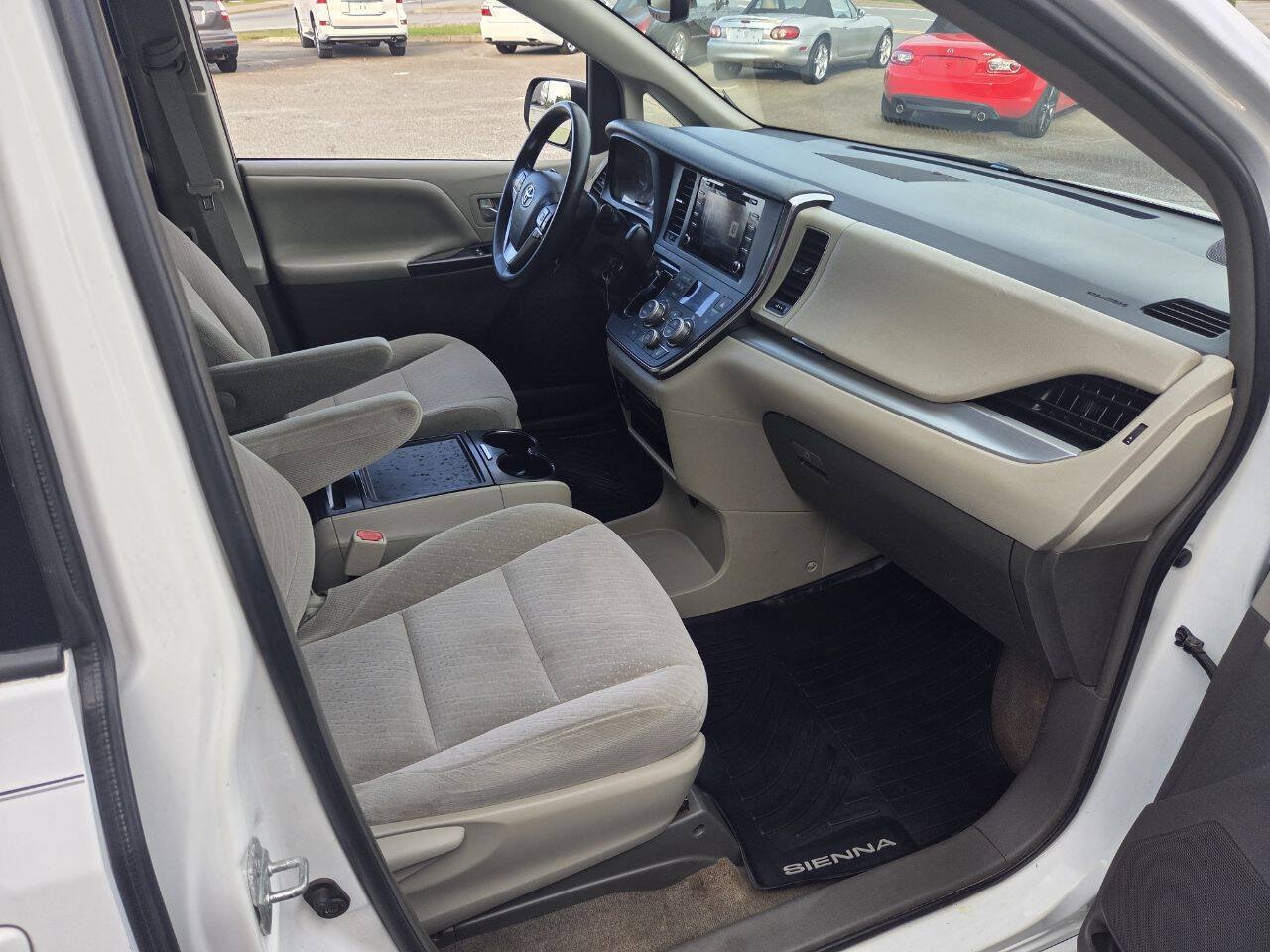 Used 2018 Toyota Sienna LE FWD image 11