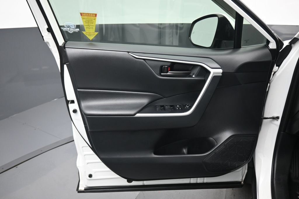 Used 2019 Toyota RAV4 LE FWD image 9
