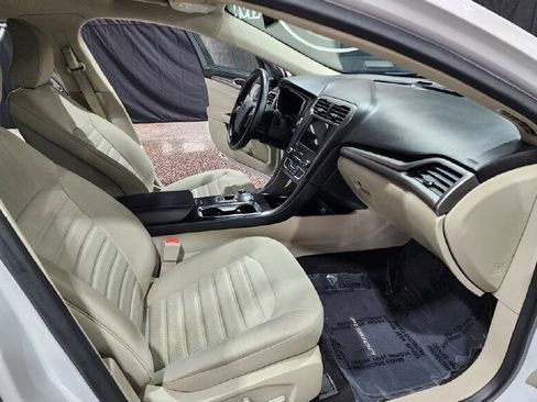 Used 2019 Ford Fusion SE image 12