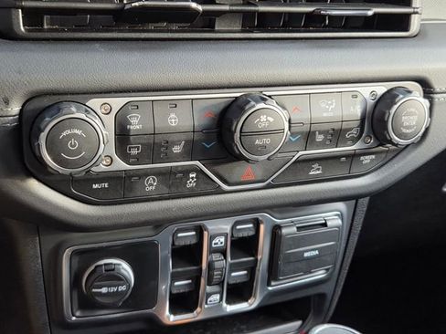 Used 2025 Jeep Wrangler Unlimited Sahara AWD/4WD image 32