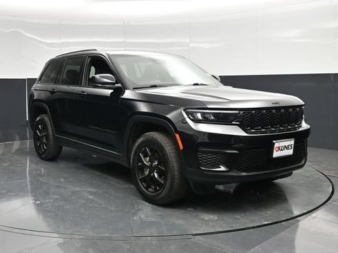Used 2025 Jeep Grand Cherokee Altitude AWD/4WD image 6