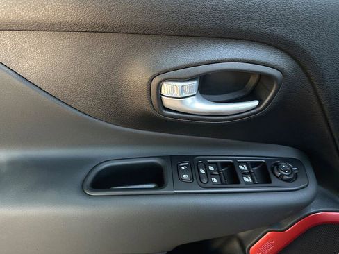 Used 2023 Jeep Renegade Latitude w/ Sun/Sound Group AWD/4WD image 8