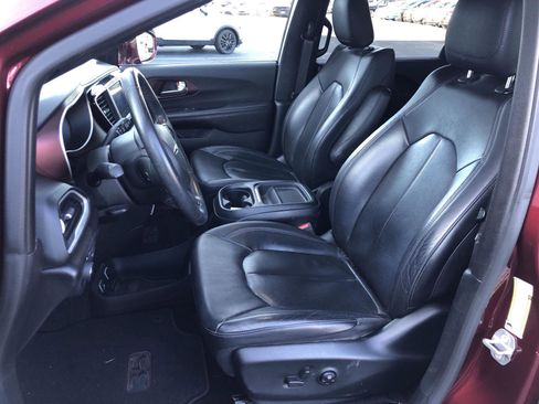 Used 2020 Chrysler Pacifica Touring-L image 18