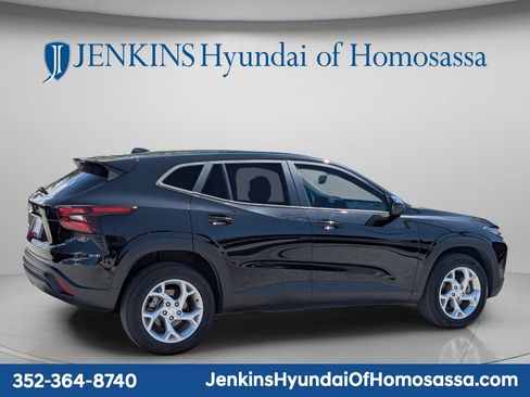 Used 2024 Chevrolet Trax LS w/ LS Convenience Package FWD image 3