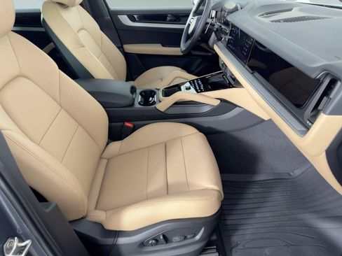Used 2026 Porsche Cayenne AWD/4WD image 30