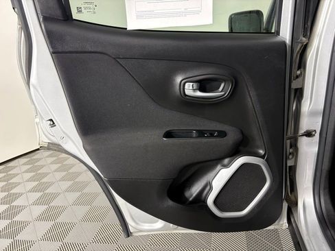 Used 2018 Jeep Renegade Latitude w/ Popular Equipment Group AWD/4WD image 40