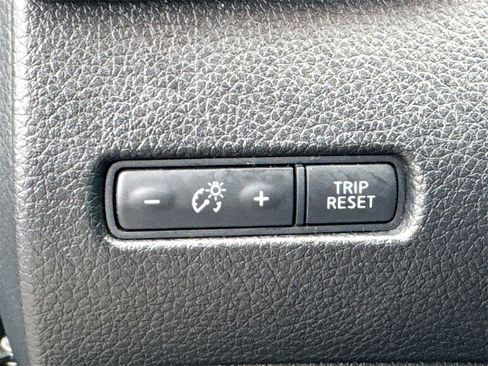 Used 2018 Nissan Rogue S image 11