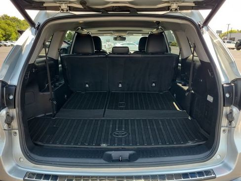 Used 2019 Toyota Highlander XLE AWD/4WD image 41