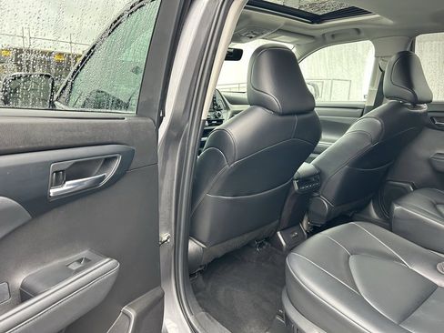 Certified 2022 Toyota Highlander XLE image 11