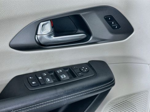 Used 2024 Chrysler Pacifica Touring-L FWD image 15