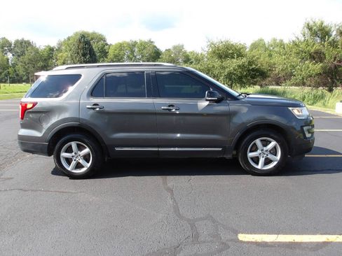 Used 2017 Ford Explorer XLT w/ Equipment Group 202A AWD/4WD image 2