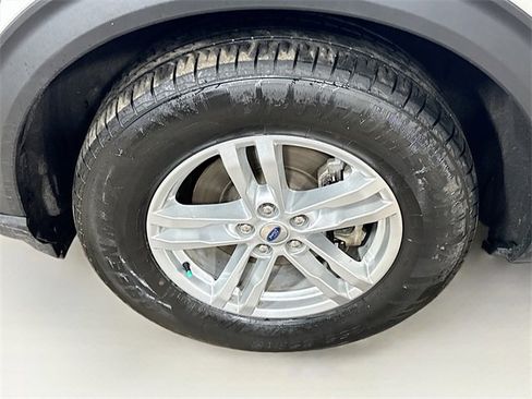 Used 2022 Ford Explorer XLT image 32