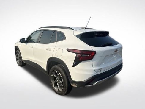 Used 2025 Chevrolet Trax LT FWD image 3