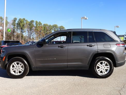 Used 2023 Jeep Grand Cherokee Laredo image 2