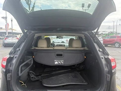 Used 2018 Jeep Cherokee Latitude w/ North All-Season Group AWD/4WD image 7