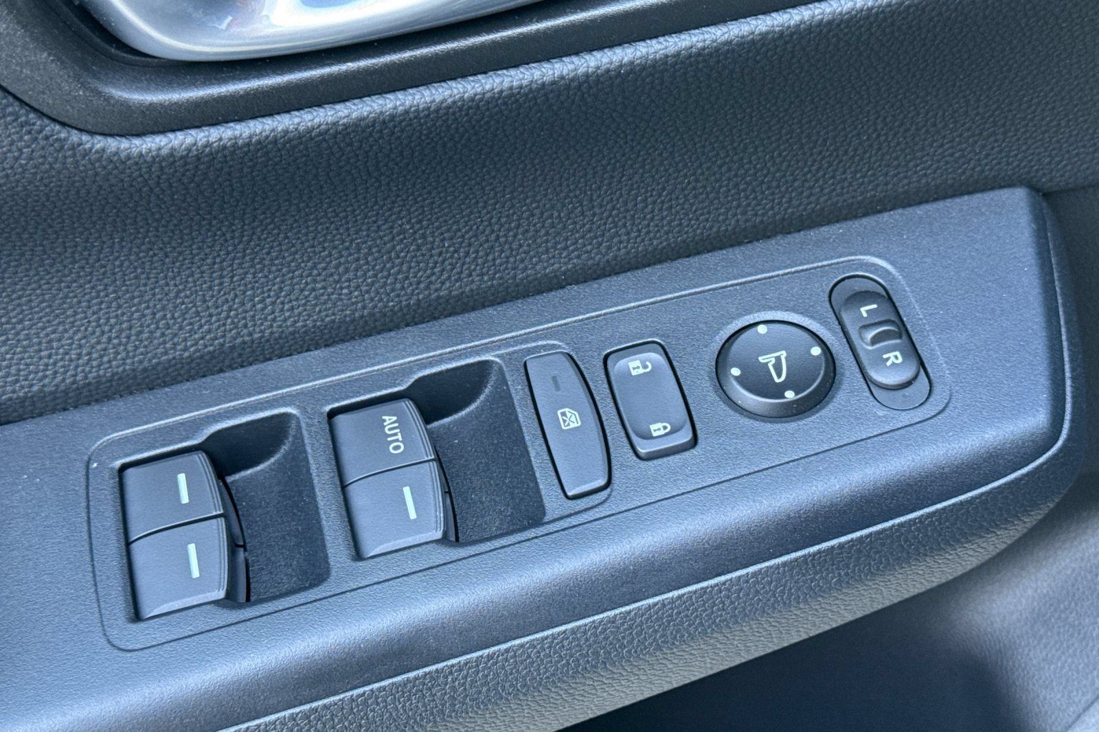 Used 2025 Honda CR-V LX image 11