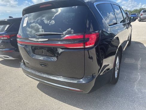 Used 2025 Chrysler Pacifica Select FWD image 3