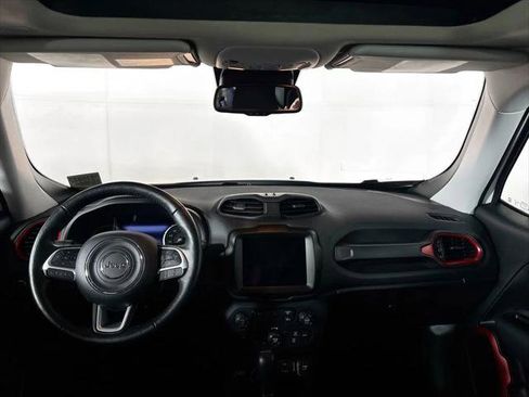 Certified 2023 Jeep Renegade Latitude w/ Sun/Sound Group AWD/4WD image 13