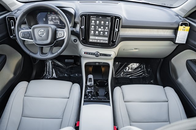 Used 2026 Volvo XC40 B4 Plus w/ Protection Package Premier FWD image 19
