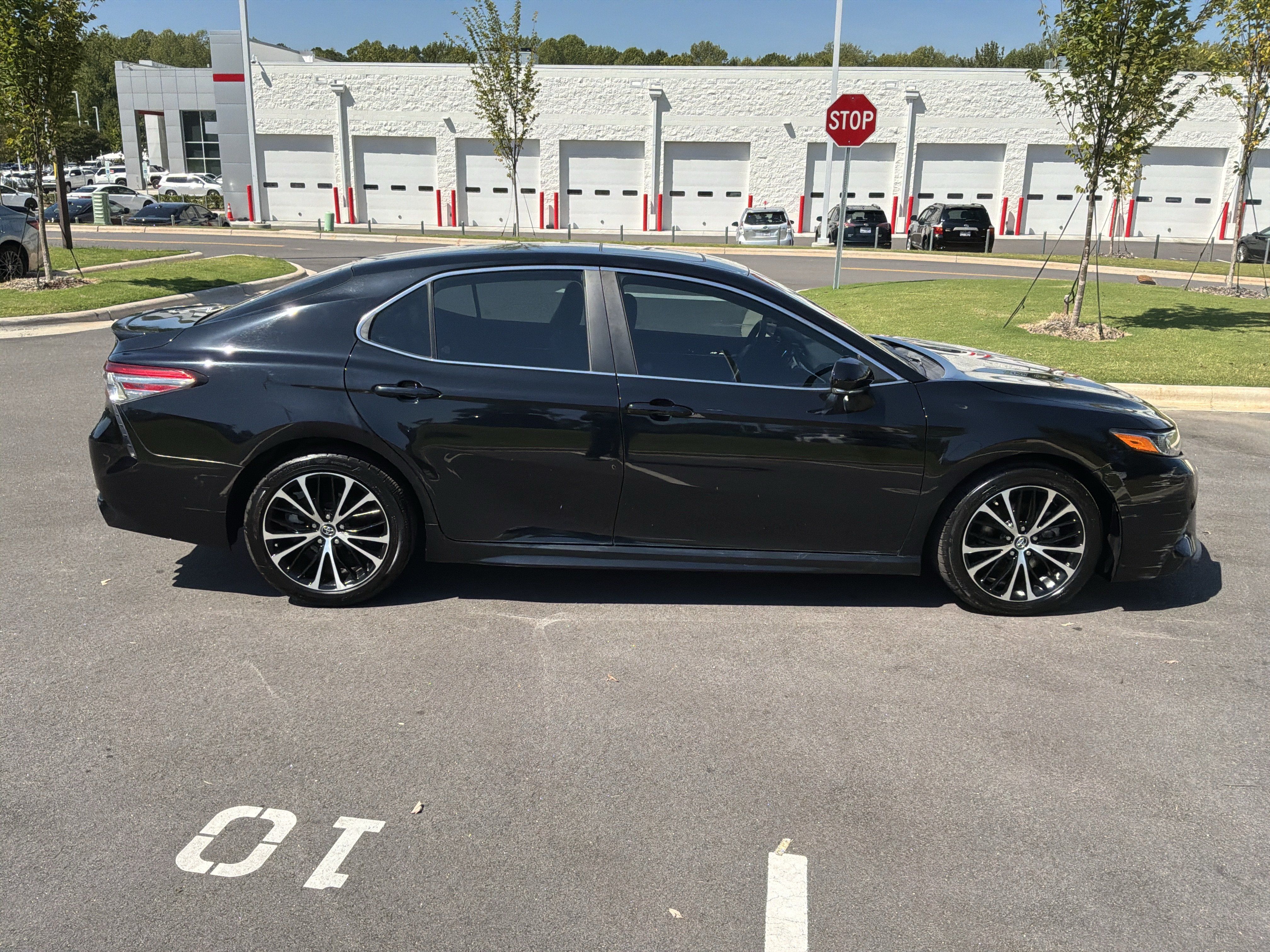 Used 2018 Toyota Camry SE w/ Moonroof Package FWD image 11