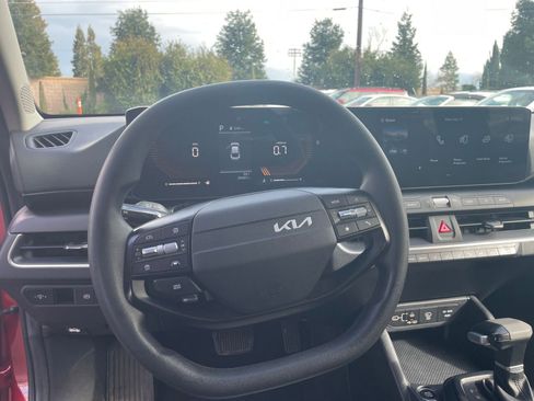 Used 2025 Kia K4 LXS image 29