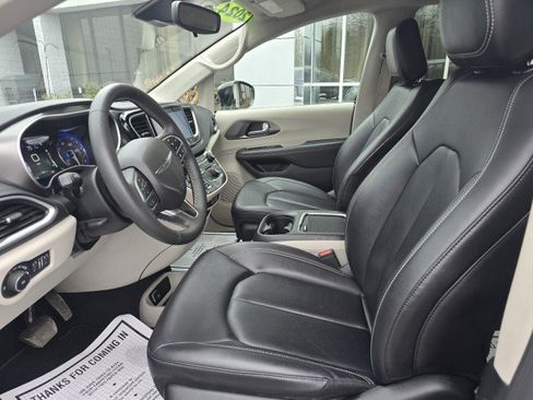 Used 2024 Chrysler Pacifica Touring-L image 2