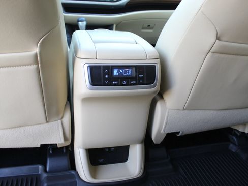 Used 2018 Toyota Highlander Limited AWD/4WD image 21