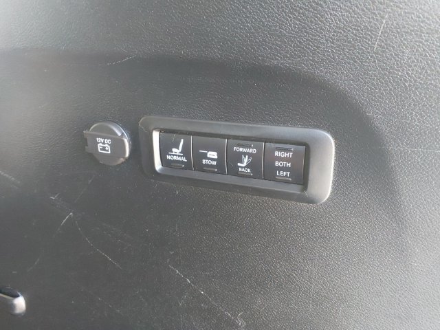 Used 2017 Chrysler Pacifica Limited w/ UConnect Theater Package FWD image 30
