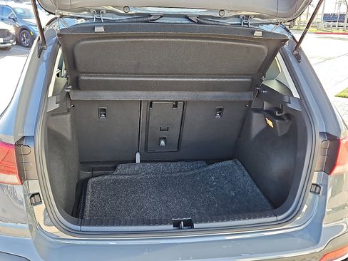 Used 2023 Volkswagen Taos SE w/ Panoramic Sunroof Package image 6