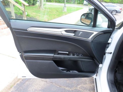 Used 2020 Ford Fusion SE image 16