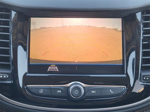 Used 2022 Chevrolet Trax LT w/ LT Convenience Package image 18