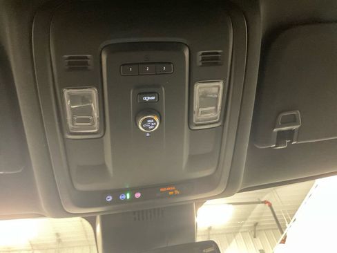 Used 2024 GMC Yukon XL SLT image 28