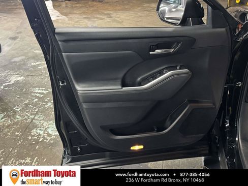 Used 2023 Toyota Highlander XLE AWD/4WD image 15