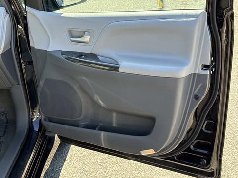 Used 2018 Toyota Sienna XLE w/ XLE Navigation Package FWD image 8