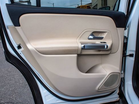 Used 2022 Mercedes-Benz GLB 250 4MATIC image 12
